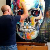 Kunstenaar Patrick van Haren Painting a Skull